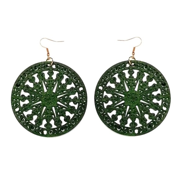 ⭐️ 5 for $25 Natural Wood Green Painted Lightweight Earrings Gold Tone Hoops - Picture 1 of 3
